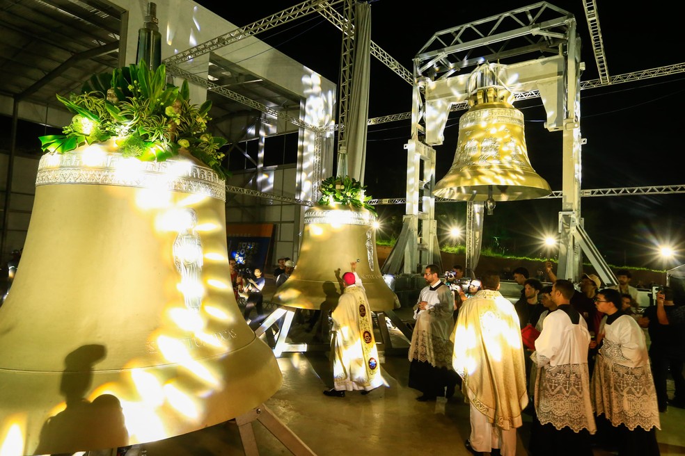 Romaria do Divino Pai Eterno inicia com badalo de sino gigante, visitas às obras do novo santuário e procissões