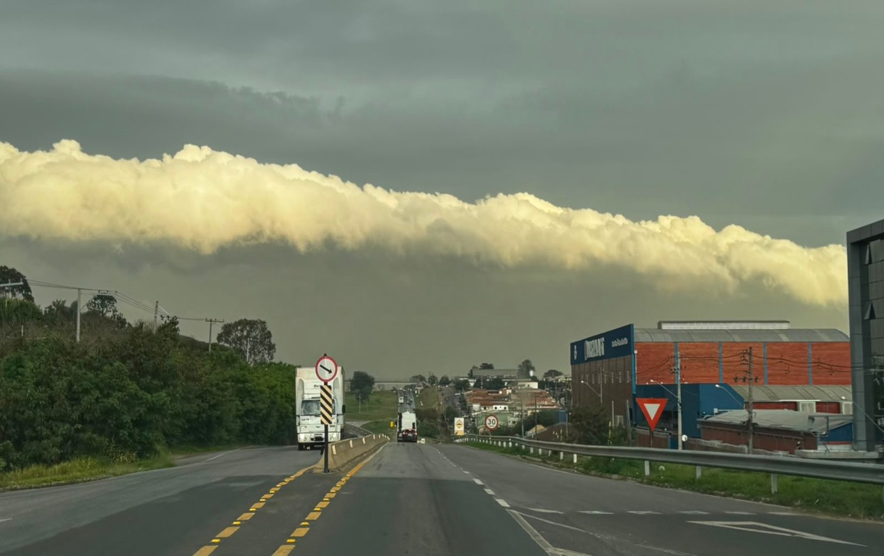 Nuvem rolo intriga morador e 'preenche' céu no interior de SP: 'Espetáculo da natureza'