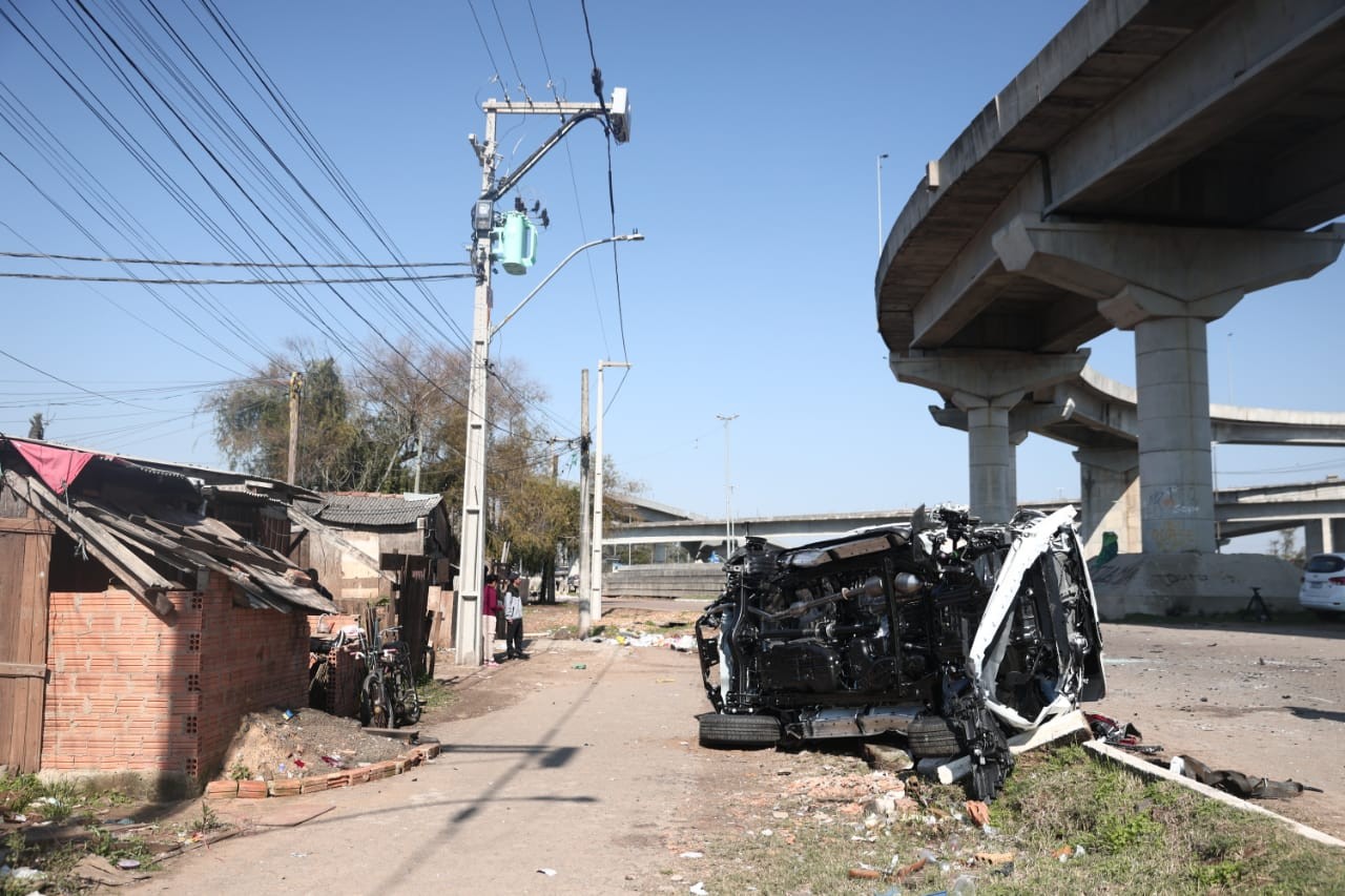 Caminhão-cegonha tomba sobre ponte do Guaíba e bloqueia trânsito em Porto Alegre; veja vídeo 