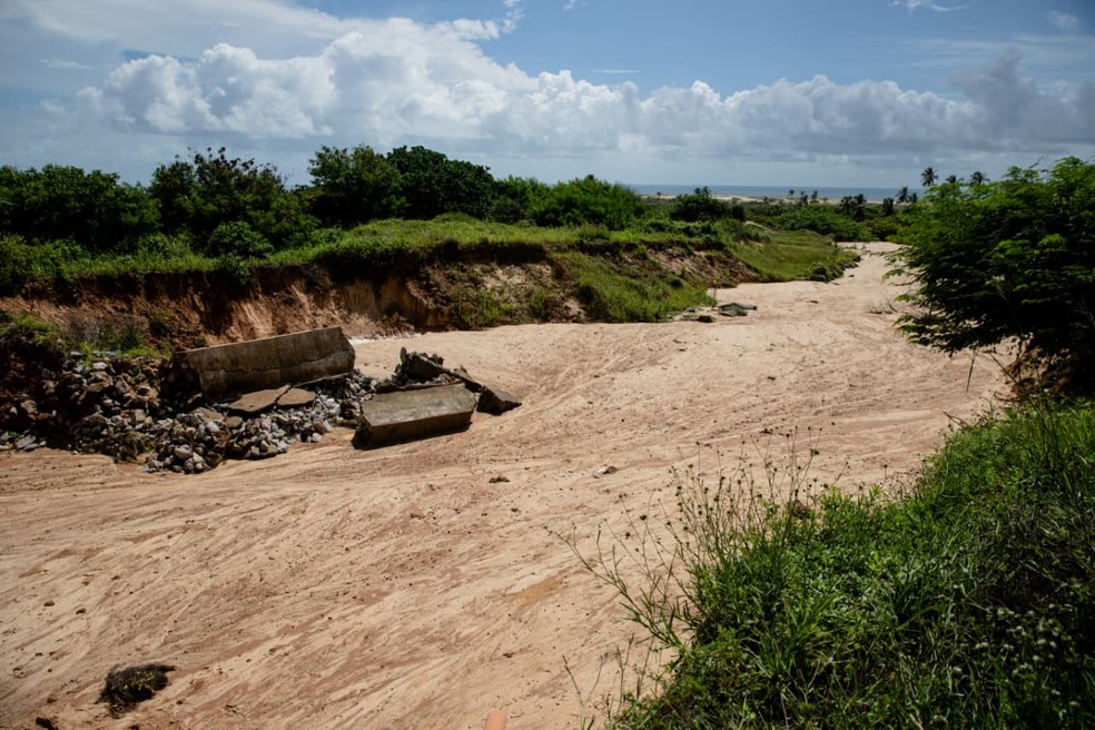 Cratera formada após asfalto ceder na estrada entre Fortaleza e Aquiraz, nesta segunda-feira (27) — Foto: Thiago Gadelha/SVM