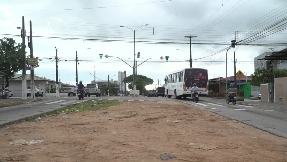 Obra na avenida Jerônimo Câmara segue sem conclusão — Foto: Inter TV Cabugi/Reprodução
