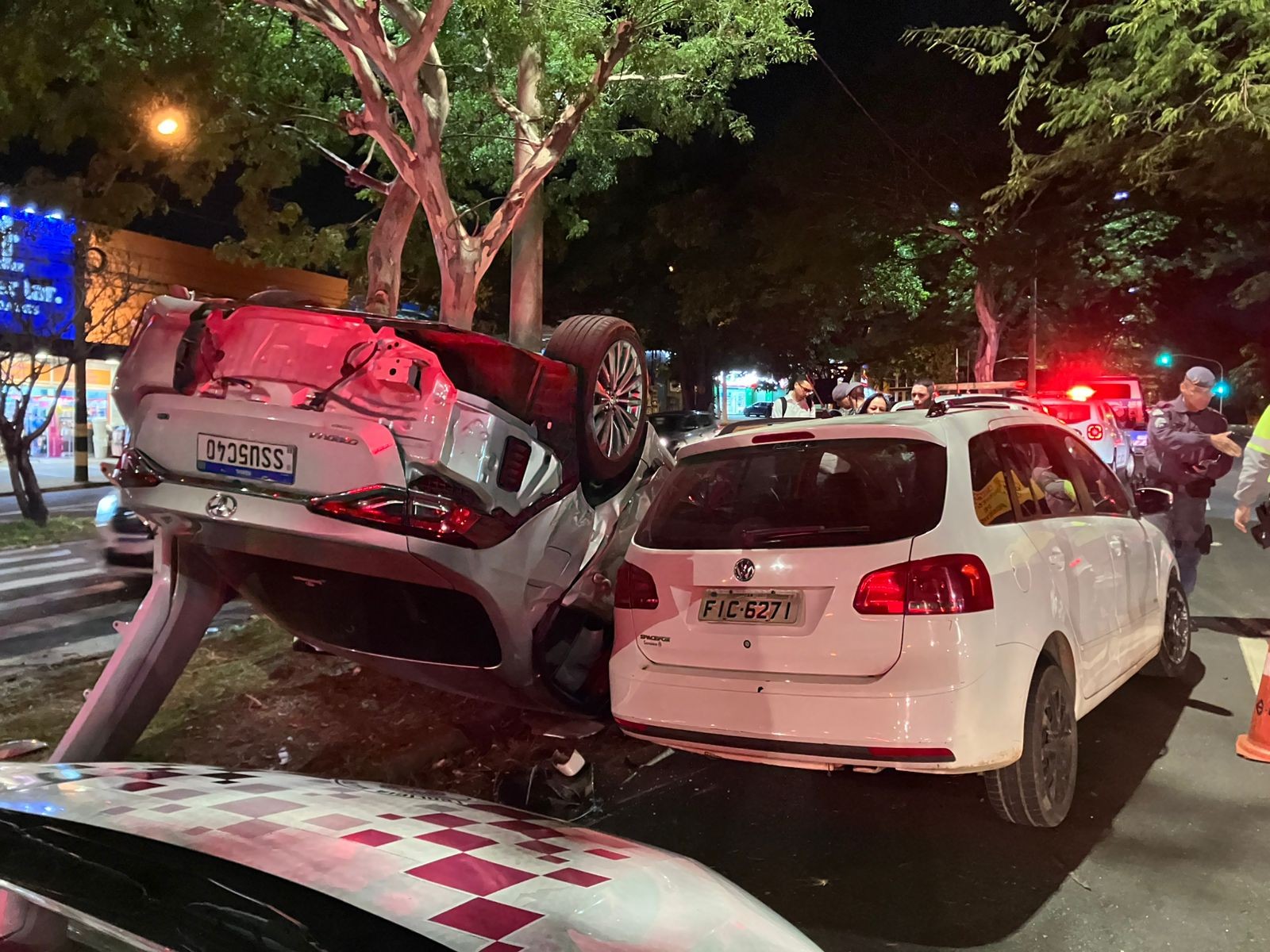 Carro capota após colisão e complica trânsito em avenida de Campinas 
