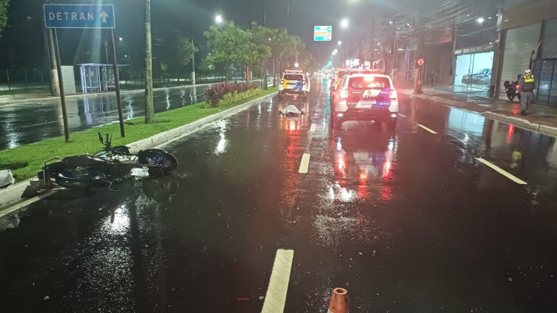 VÍDEO: motociclista e garupa morrem em acidente na avenida Fernando Ferrari, em Vitória