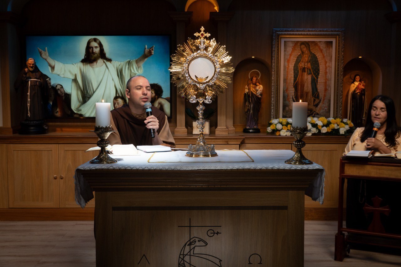 Por que rezar de madrugada? Frei Gilson explica rosário na Quaresma, com lives que atraem milhões de fiéis