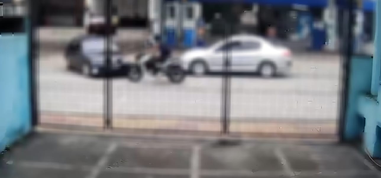 VÍDEO: Jovem fica ferido após acidente entre moto e carro em Volta Redonda