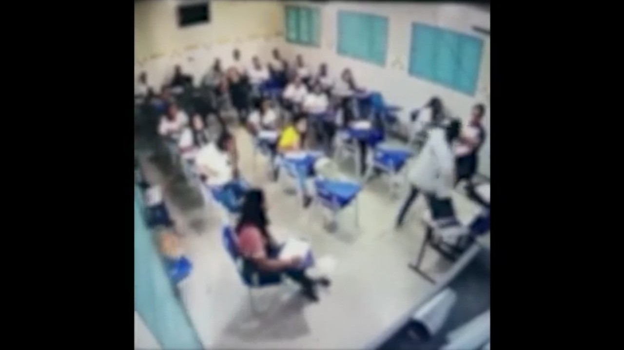 Aluno agride professora em sala de aula em escola de Alagoas; vídeo mostra ação