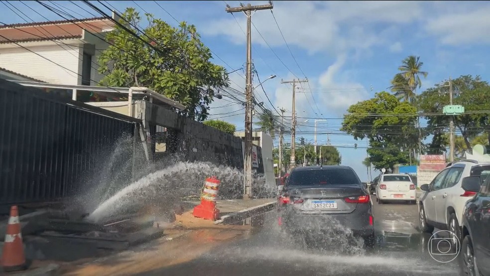 Vazamento de água na Rua Osório Borba, no bairro de Piedade, em Jaboatão dos Guararapes — Foto: Reprodução/TV Globo