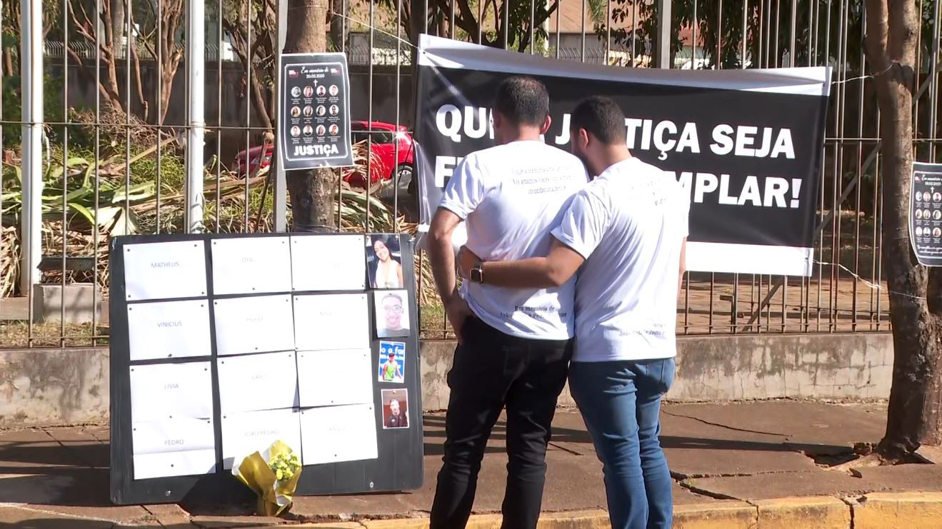 Famílias e amigos de 12 universitários mortos em acidente com ônibus pedem justiça em Nuporanga, SP 