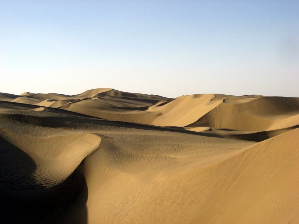 Deserto de Taklamacã, na Região Autônoma Uigur de Xinjiang, noroeste da China — área-alvo do projeto de reflorestamento contra a desertificação. — Foto: Wikimedia/Domínio Público