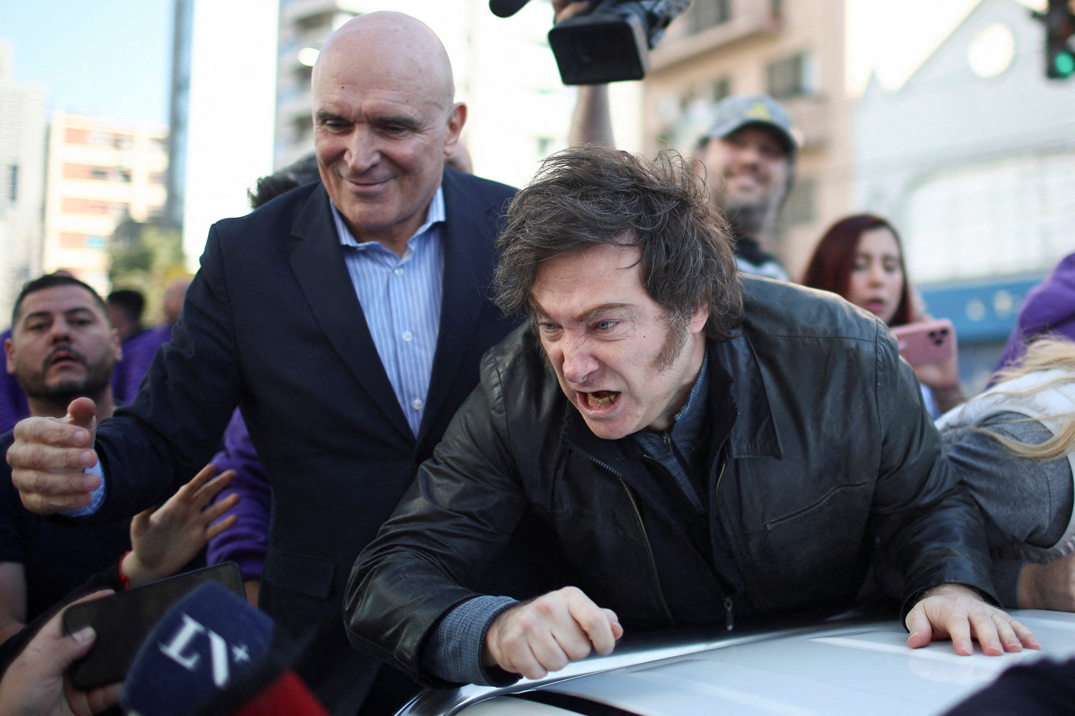 Milei é retirado às pressas de carreata
