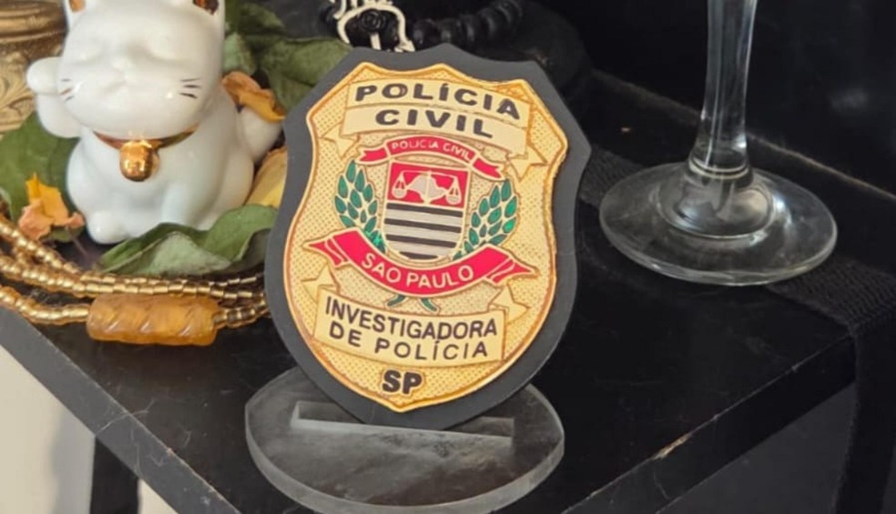 Durante a ação, foram apreendidos distintivos policiais e outros apetrechos de uso exclusivo da Polícia Civil de São Paulo, além de uma pequena quantidade de maconha. — Foto: PC/AL