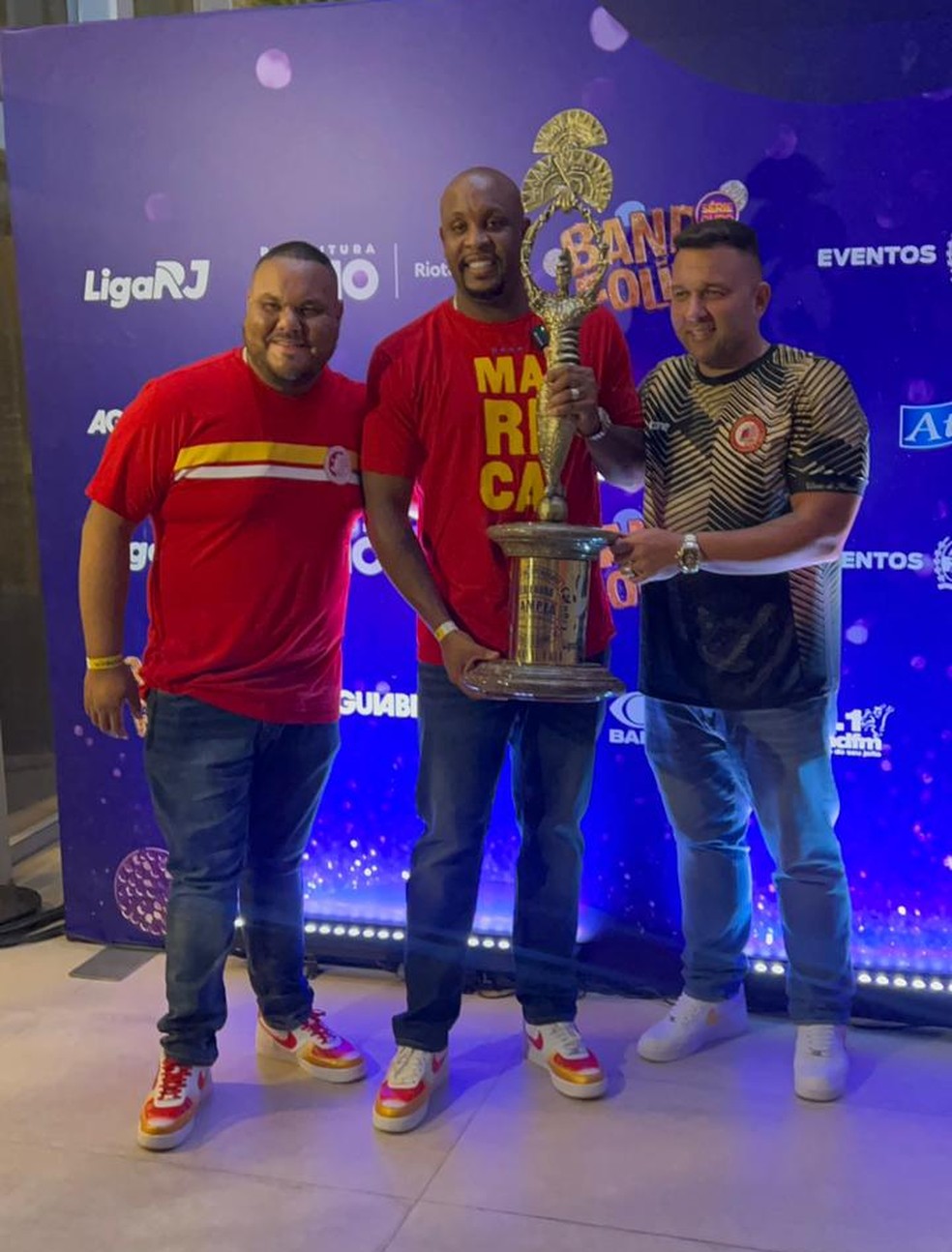 Matheus Santos, presidente da União de Maricá, com o troféu da Série Ouro — Foto: Gabriela Wolynec/g1 Rio