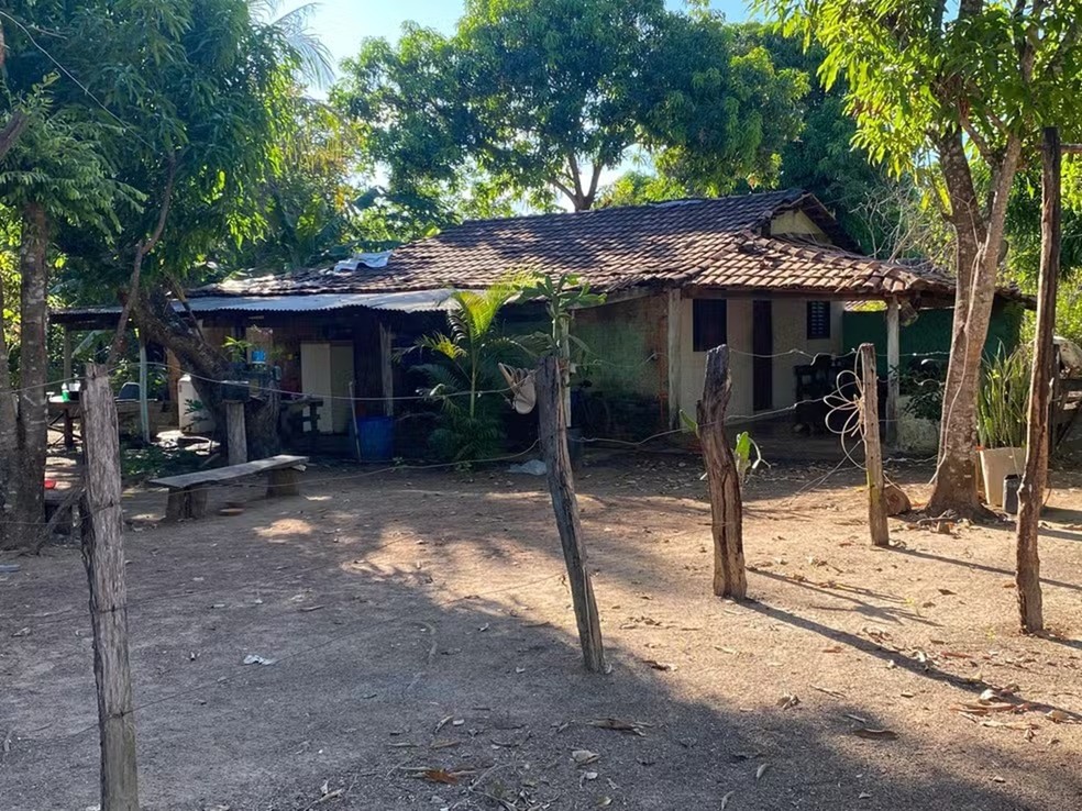 Casa onde aconteceram os assassinatos, em assentamento de Pium — Foto: Matheus Dias/TV Anhanguera