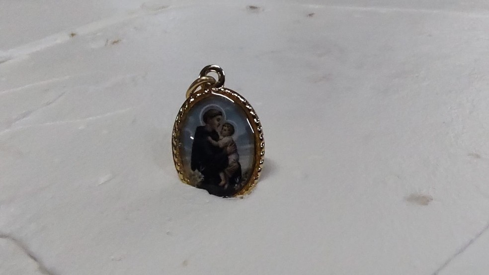 Mil medalhinhas com a imagem do santo são colocadas no recheio do bolo em Bauru  — Foto: Cesar Evaristo/TV TEM 