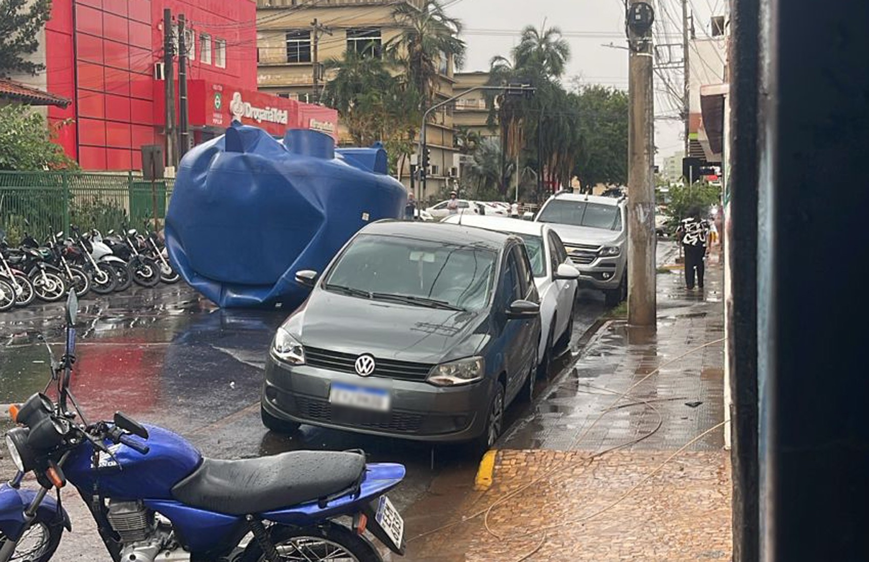 Caixa d'água despenca de prédio em obras durante chuva forte em Barretos, SP