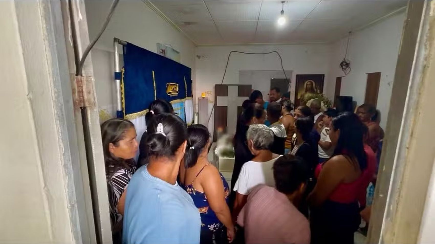 Familiares se despedem de bebê de um ano morta por motorista após ultrapassagem em Sergipe