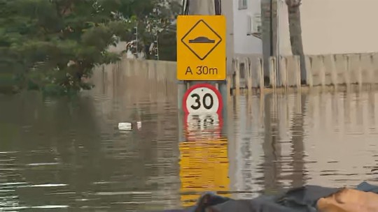 Prefeitura da capital pede evacuação de bairro após água superar dique - Foto: (Reprodução/RBS TV)