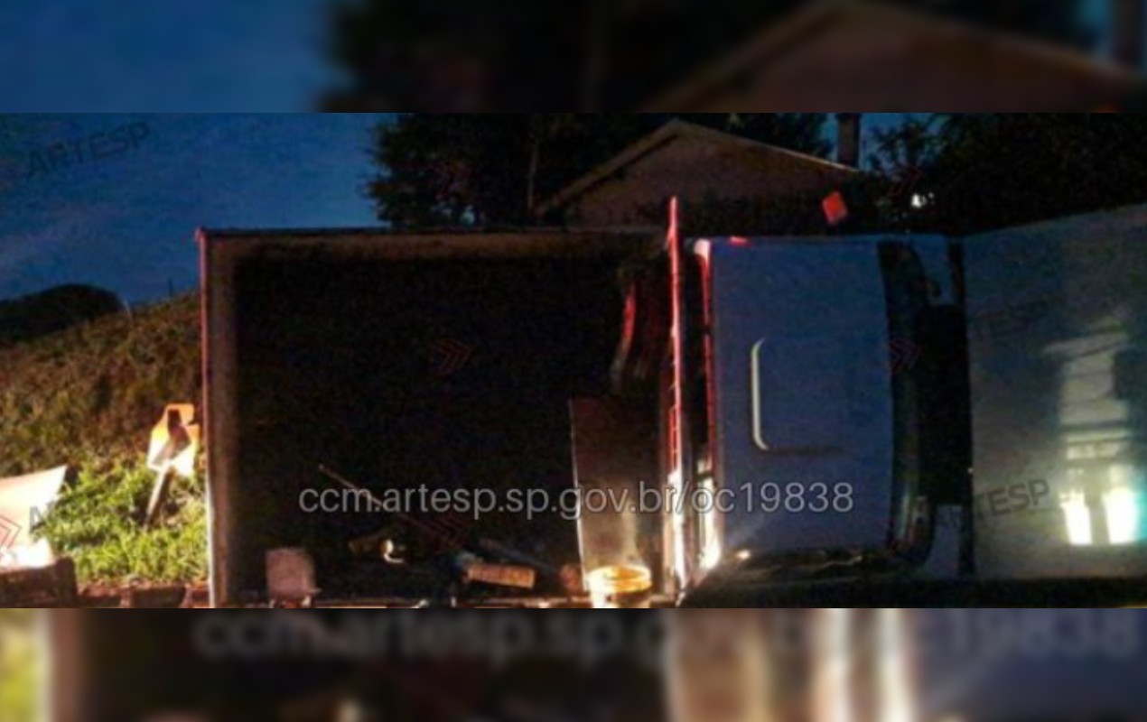 Motorista passa mal, bate contra placa e caminhonete tomba na SP-225 em Santa Cruz do Rio Pardo