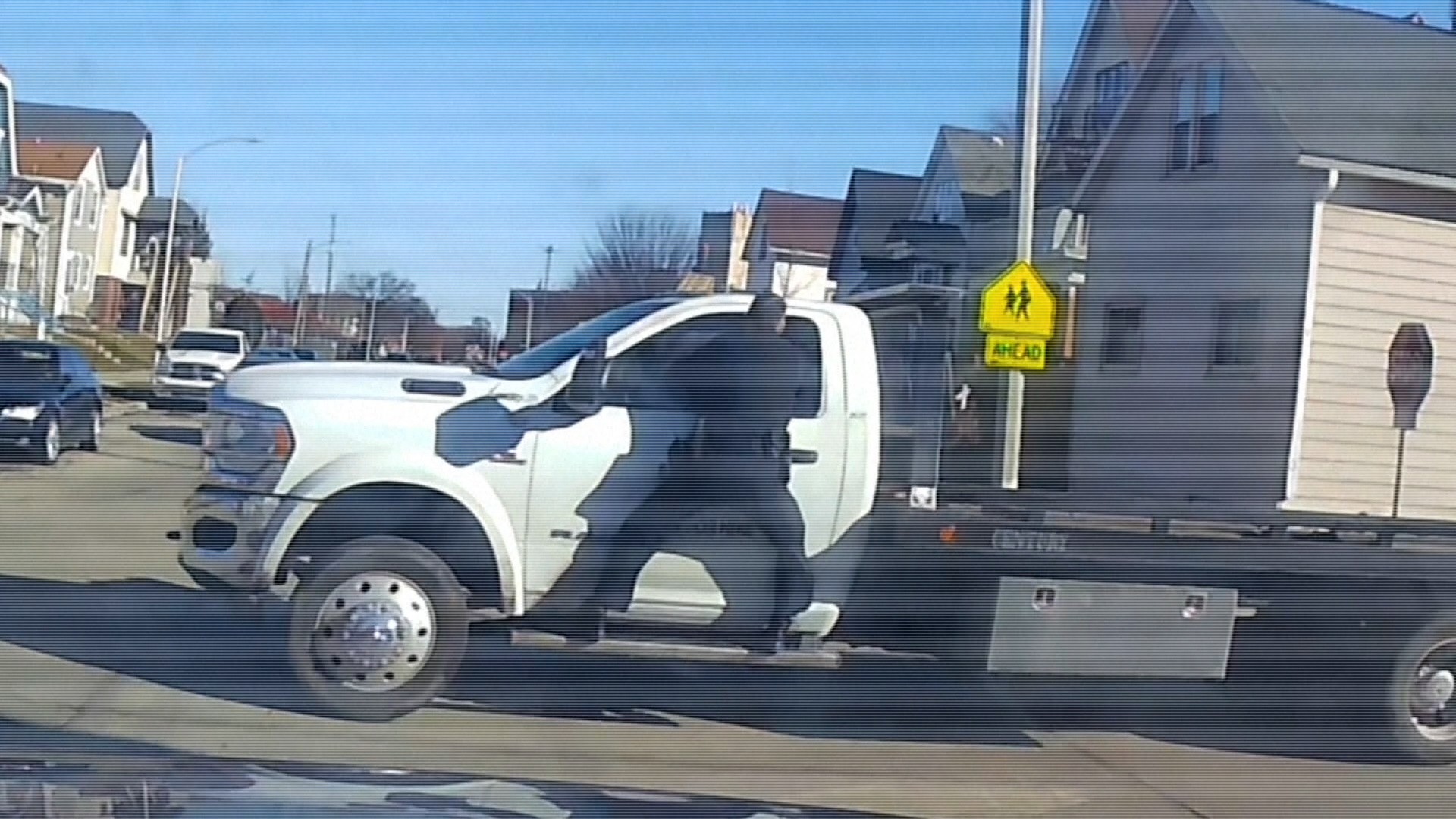 Policial dos EUA mata suspeito após ficar pendurado na porta de caminhão em alta velocidade durante fuga; VÍDEO