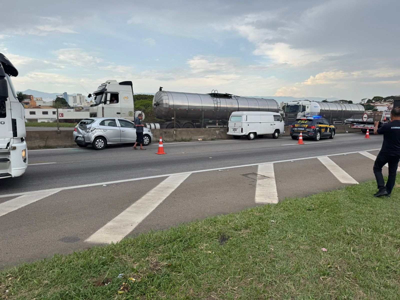 Motociclista fica gravemente ferido em acidente envolvendo carro e kombi na Dutra, em Taubaté