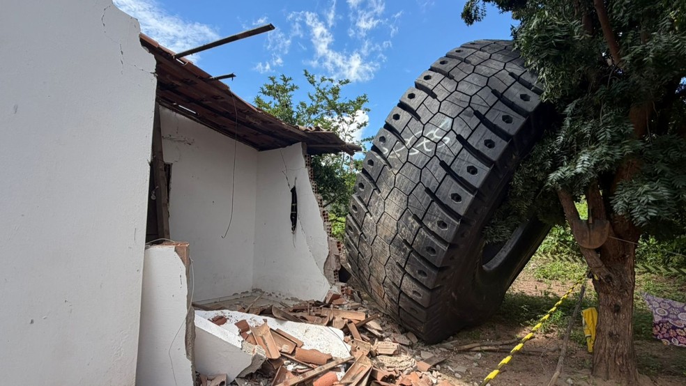 Pneu gigante que caiu de caminhão atingiu residência à margem de rodovia no Ceará — Foto: Mateus Ferreira/TV Verdes Mares