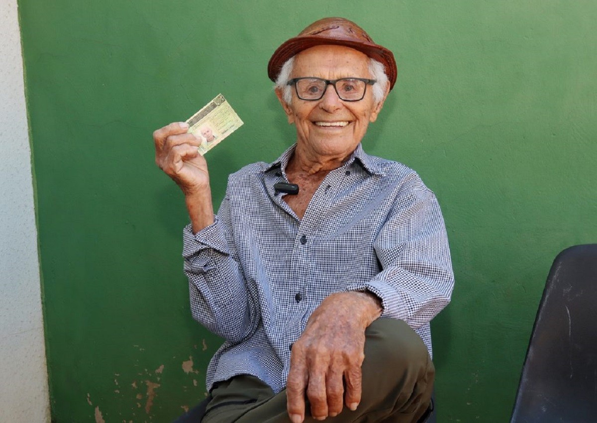 Aos 101 anos, condutor mais antigo de MS renova a CNH