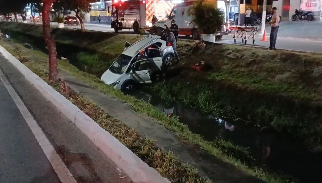 Idosa de 70 anos fica ferida após carro cair em córrego em Caçapava, SP