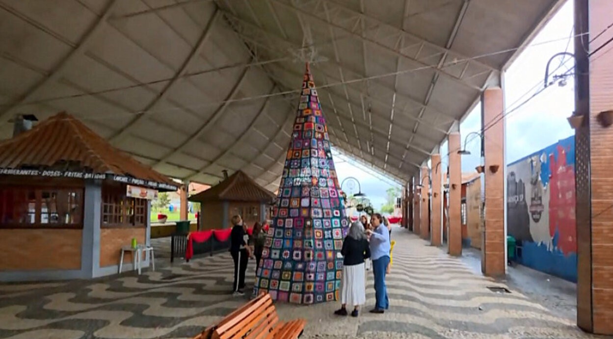 Árvore de Natal de crochê gigante transforma Analândia em cenário de afeto e superação