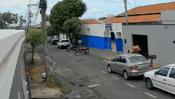 VÍDEO: Em menos de 1 minuto, criminoso furta moto em frente à UBSF no Bairro Canaã, em Uberlândia