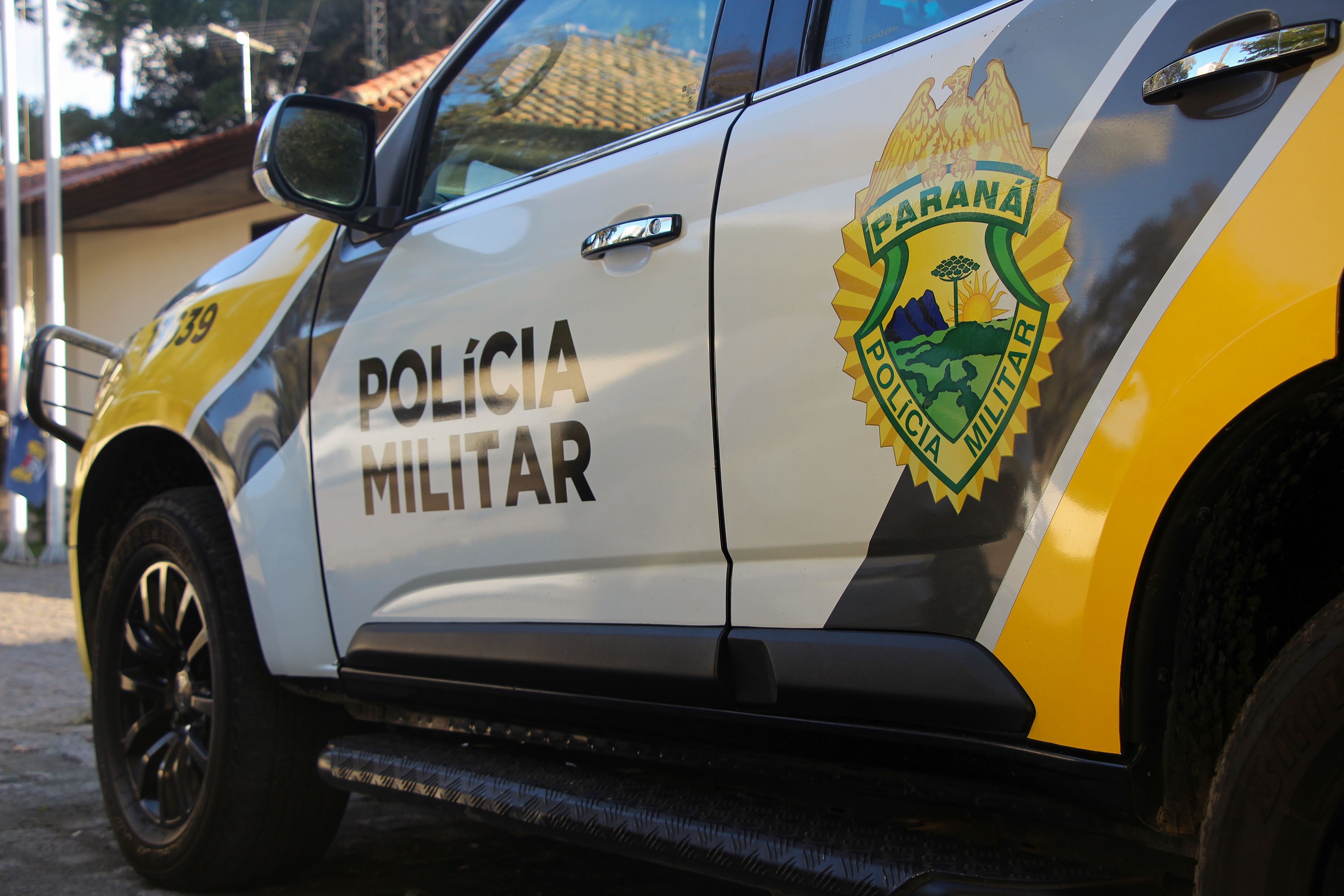 Homem agride e ameaça matar companheira cadeirante, tenta fugir e é contido por vizinhos, no Paraná