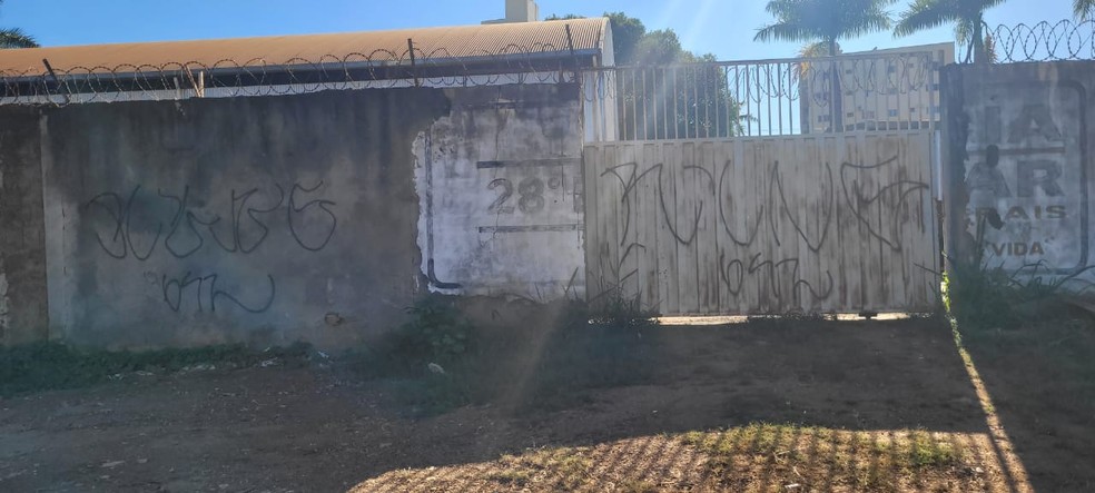 Muro e portão pichados — Foto: Polícia Militar