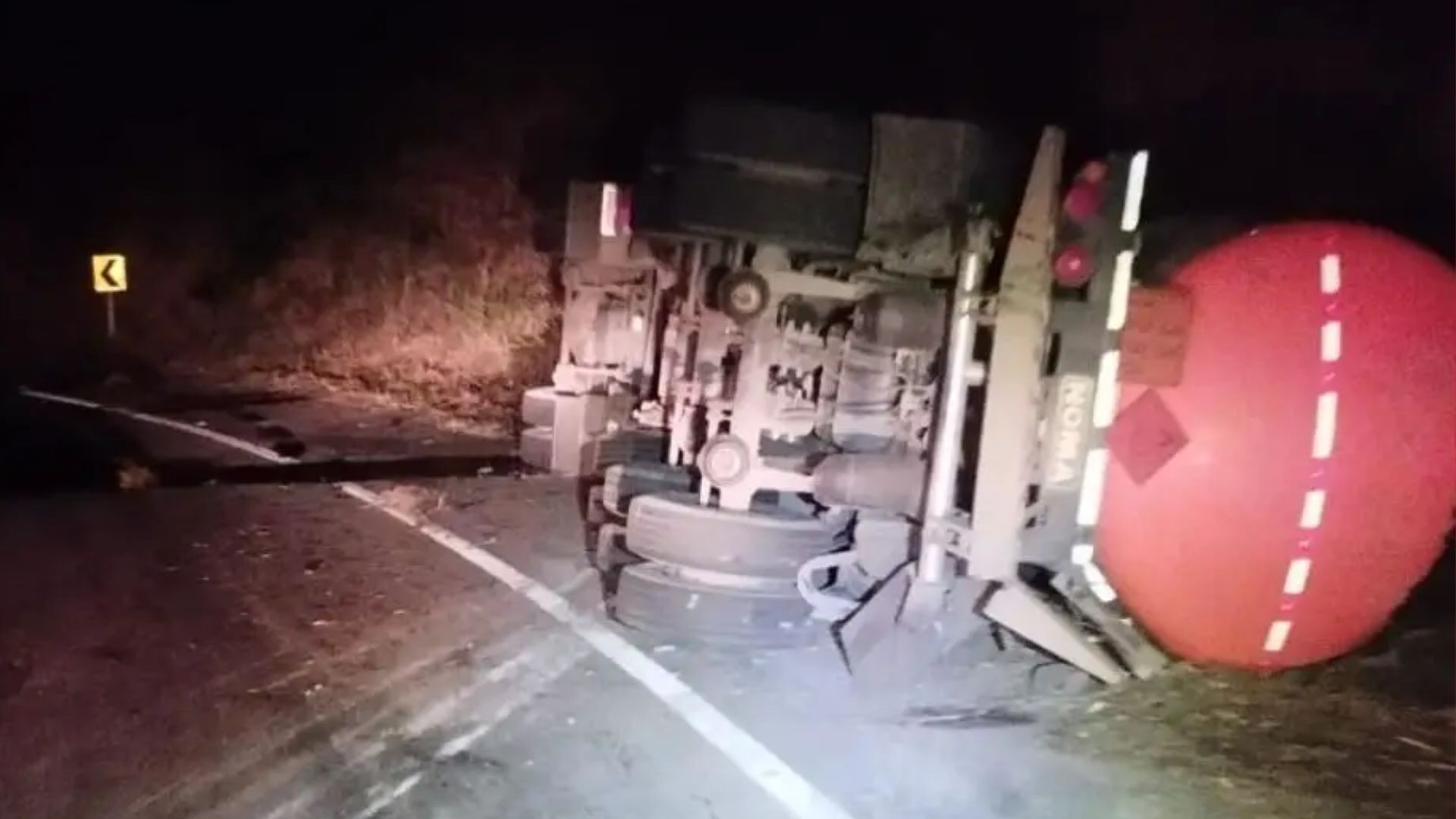 Carreta com óleo tomba e interdita totalmente a BR-262 em Ibatiba, no ES
