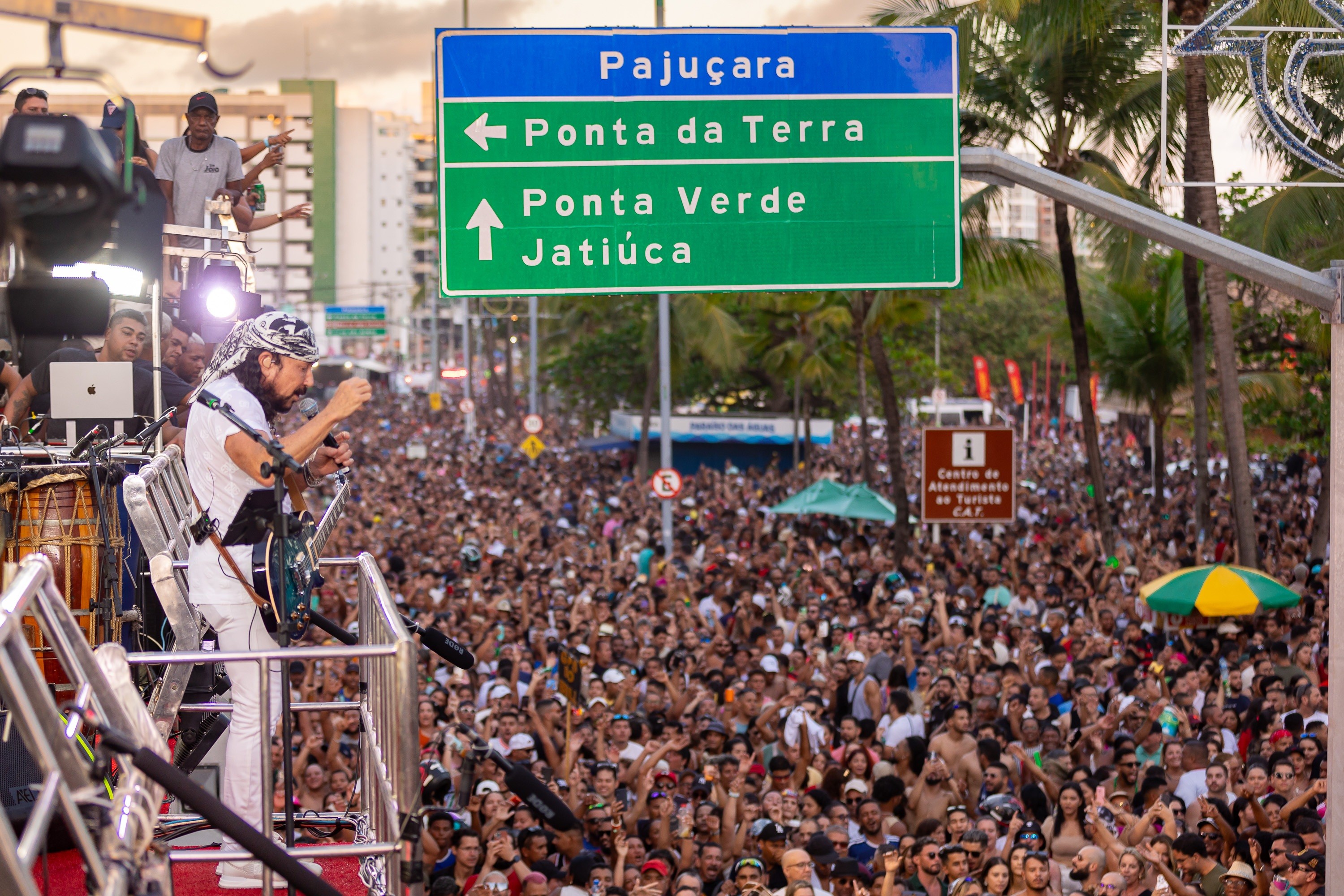 Arrastão do Bell reúne milhares na orla de Maceió; veja bloqueios e orientações