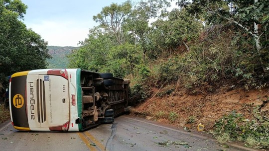 Ônibus tomba e causa interdição total da MG-188 em Vazante