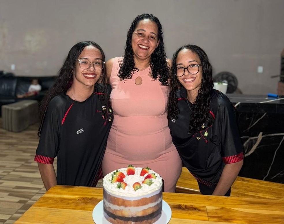 As gêmeas Kauany Aparecida e Keroly Joice junto da mãe, Selma Gonçalves — Foto: Reprodução