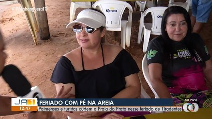 Palmenses e turistas curtem praia em Palmas no feriado