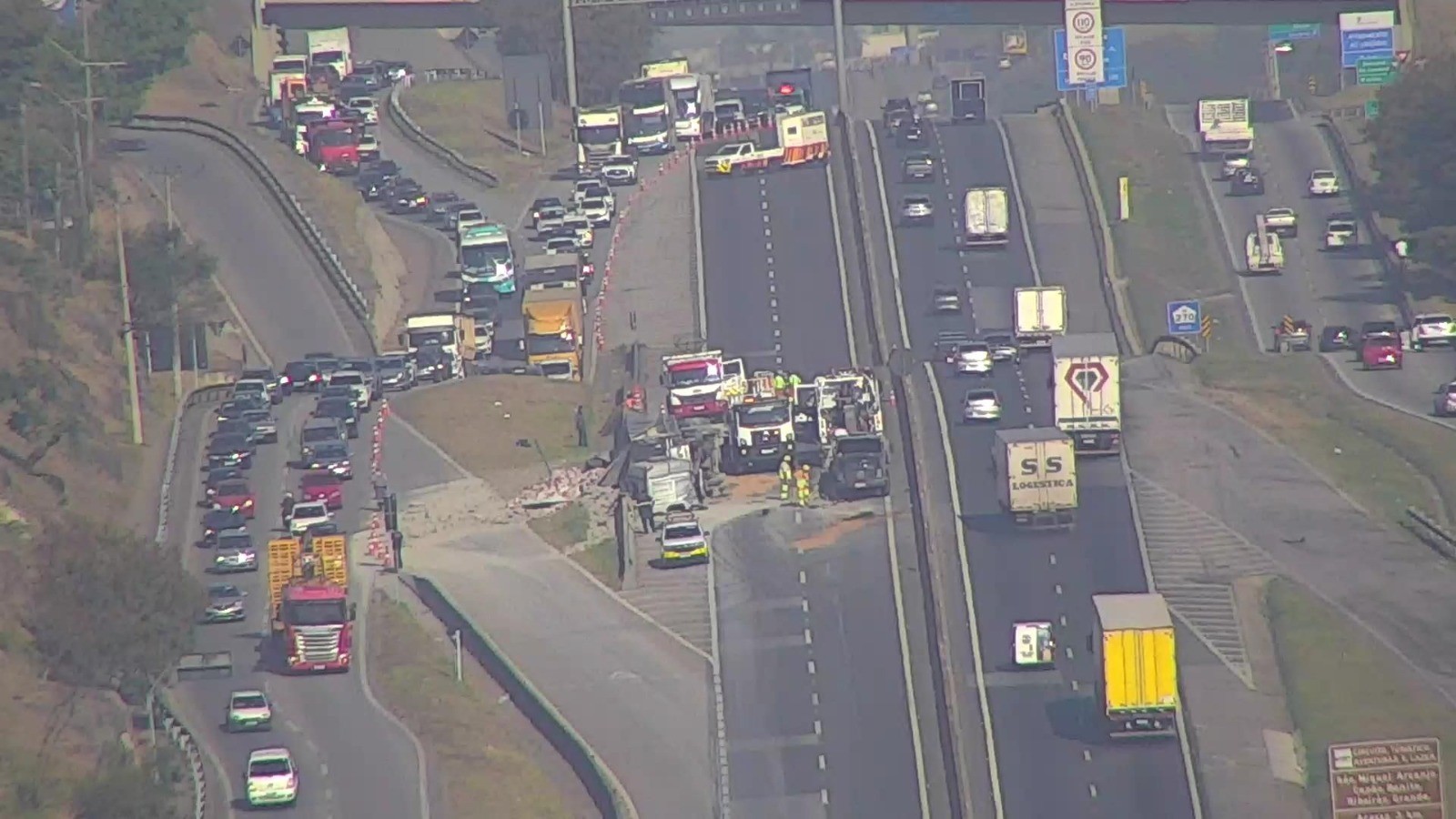 Acidente entre carretas interdita Raposo Tavares em Sorocaba