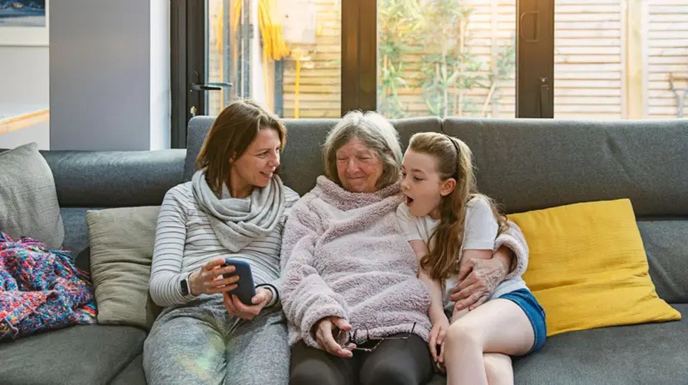 As condições atuais deixaram muitas pessoas da geração X como cuidadores dos filhos e dos pais ao mesmo tempo — Foto: Getty Images via BBC