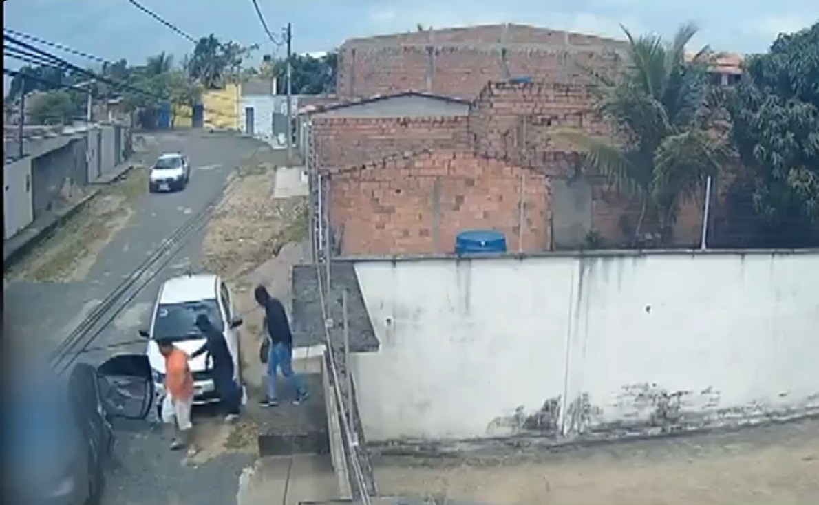 Vídeo mostra momento que homem é sequestrado por dupla encapuzada no Recôncavo da Bahia 