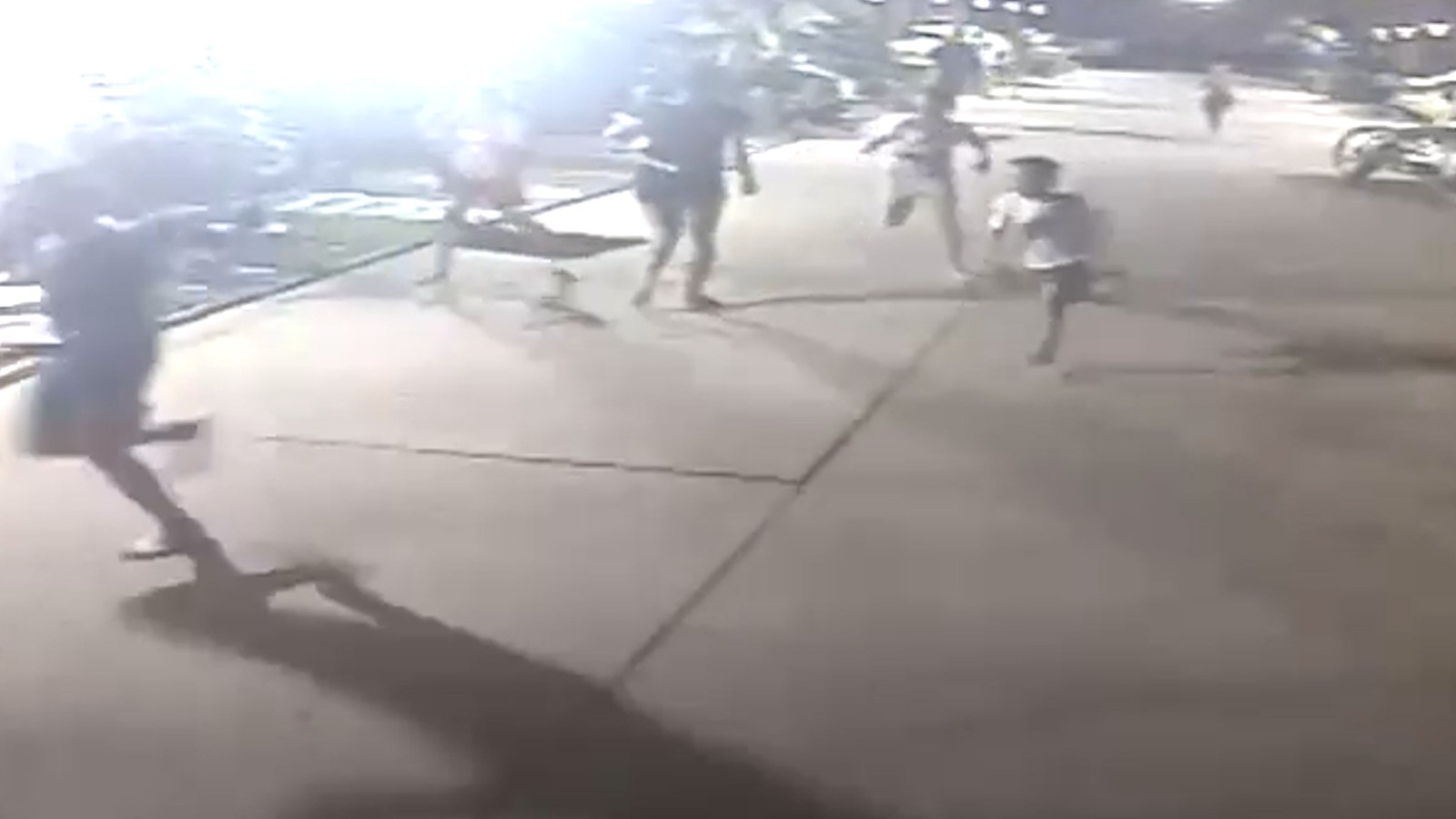 VÍDEO: crianças correm após homem agredir vizinho em condomínio de Salvador; confusão terminou com um baleado
