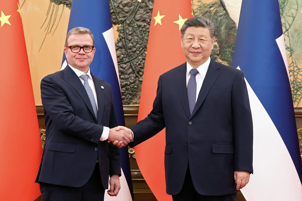 O presidente chinês Xi Jinping e o primeiro-ministro finlandês Petteri Orpo apertam as mãos no Grande Salão do Povo, em Pequim — Foto: China Daily via REUTERS