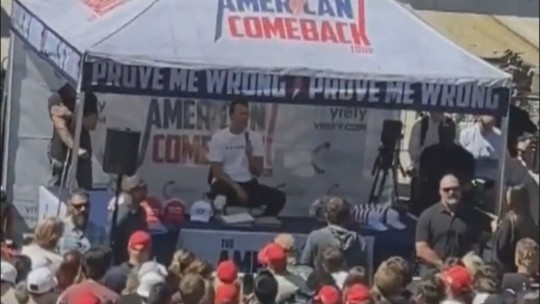 Morte de Charlie Kirk: Tyler Robinson confessou crime no Discord, diz jornal - O jornal americano afirma que teve acesso a capturas de tela que mostram mensagem: 'Fui eu na UVU ontem. Peço desculpas por tudo isso'.