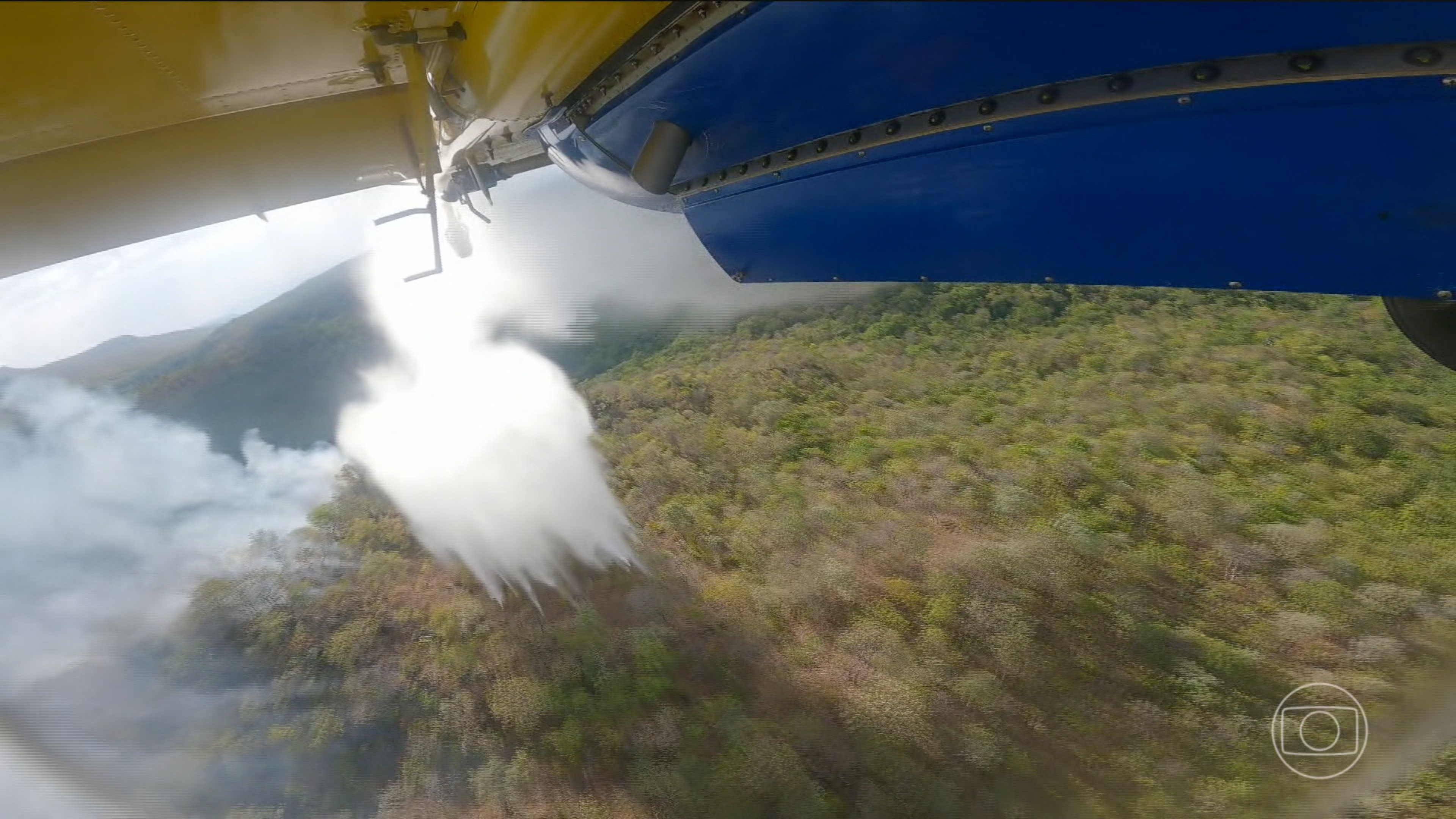 Brigadistas tentam combater o fogo no Cerrado também pelo ar