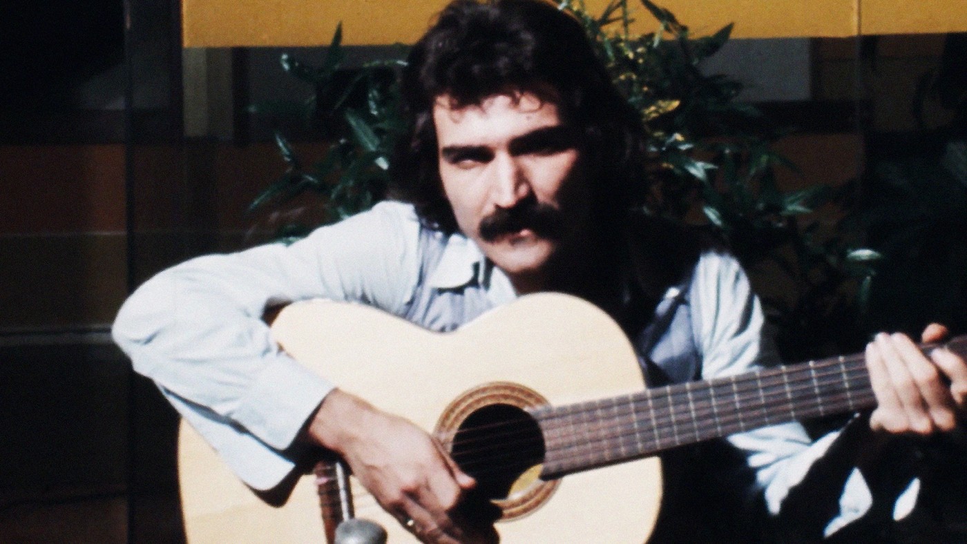 Letras de Belchior no álbum 'Alucinação' refletem o Brasil de 1976 em filme que apresenta recorte do país há 50 anos