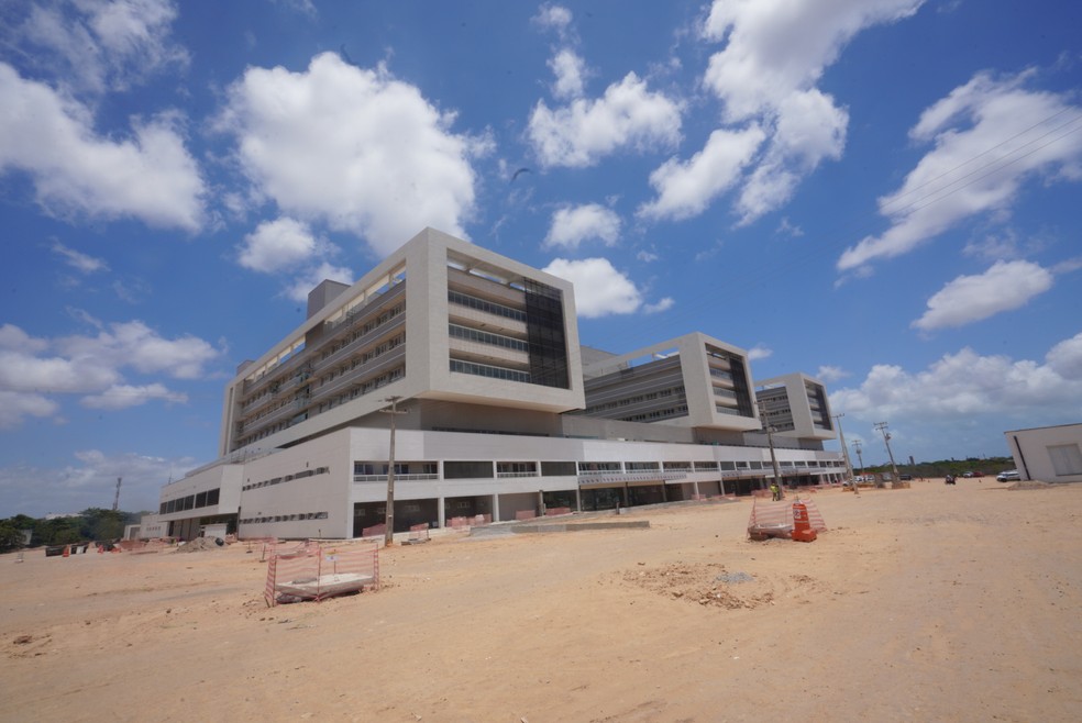 Governador Elmano de Freitas realiza vistoria na reta final de obras do prédio do Hospital Universitário do Ceará — Foto: Divulgação/Governo do Ceará