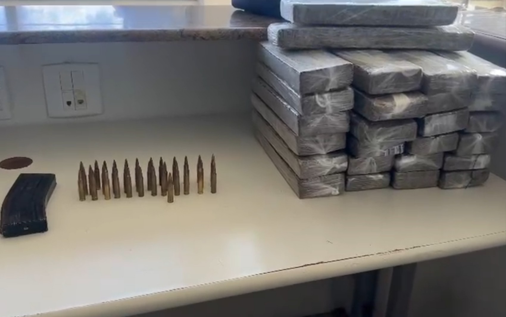 Passageira é presa com 26 kg de droga, carregador de fuzil e munições em ônibus na Bahia