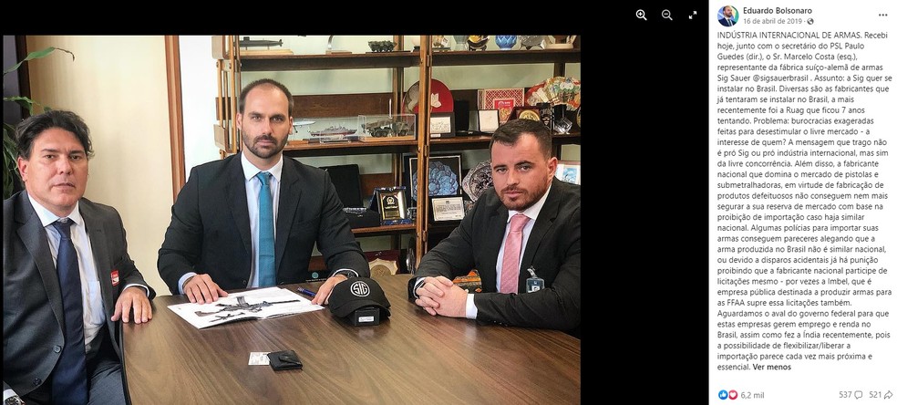 Publicação feita por Eduardo Bolsonaro ao lado de representante da Sig Sauer — Foto: Divulgação