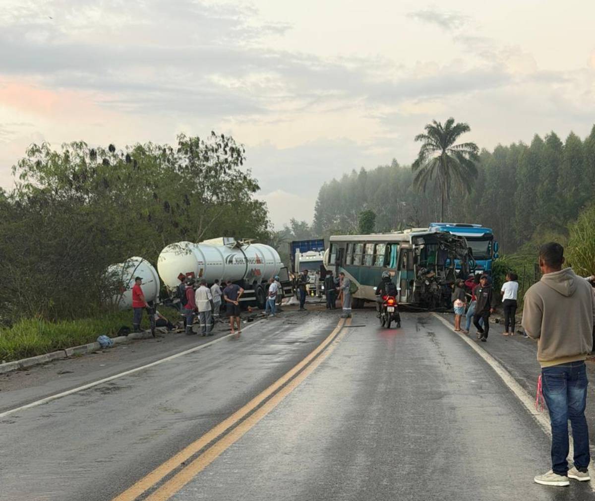 Motorista morre após batida entre carreta e ônibus que transportava trabalhadores rurais na Bahia 