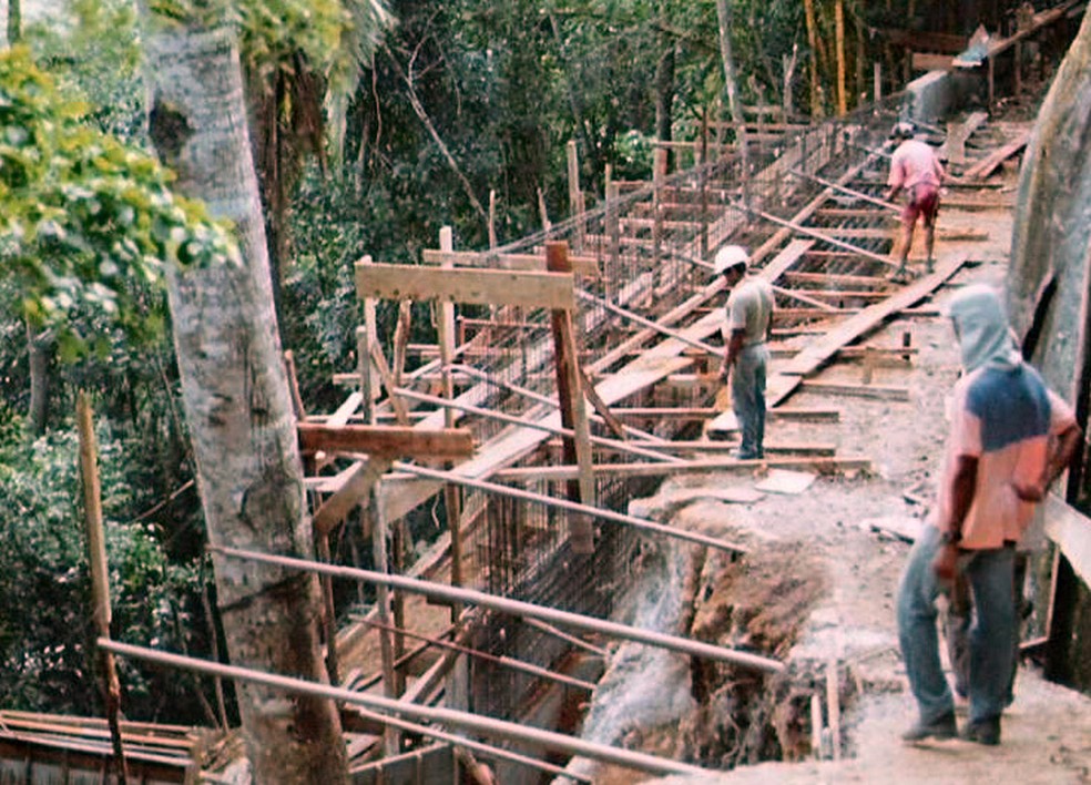 Construção da estrada que leva até o Mosteiro Zen Budista em Ibiraçu, Espírito Santo — Foto: Acervo Mosteiro Zen Budista