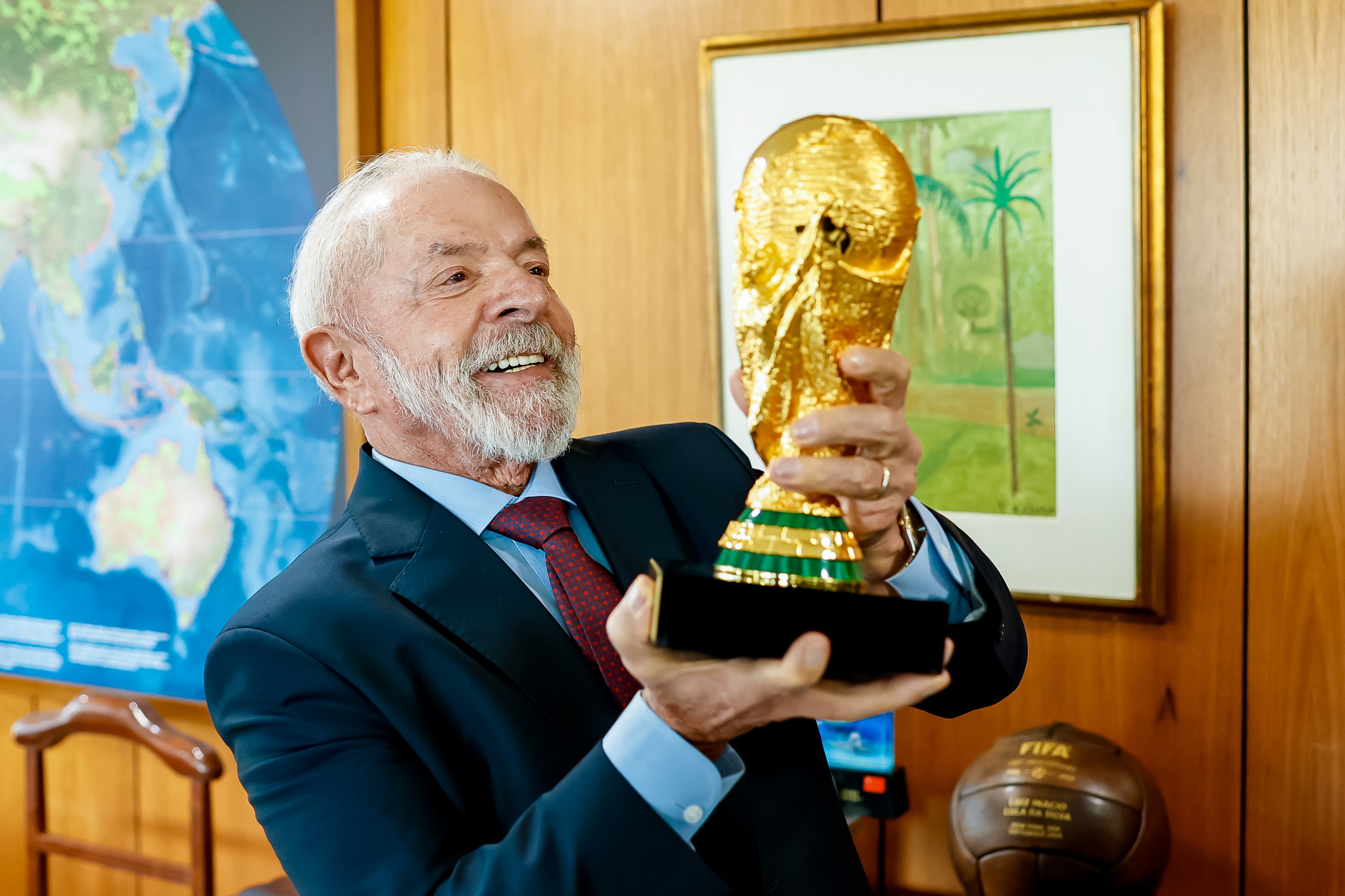 Taça da Copa do Mundo desembarca em Brasília em tour da Fifa e é recebida por Lula no Planalto